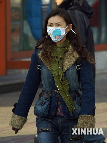 11月27日,一名女孩穿著冬裝走在哈爾濱街頭。當日,雪後的哈爾濱氣溫再次降低,最高氣溫為零下10攝氏度,最低氣溫為零下18攝氏度。據當地氣象臺預報,28日哈爾濱最低氣溫將降至零下20攝氏度。 新華社記者高增雙攝