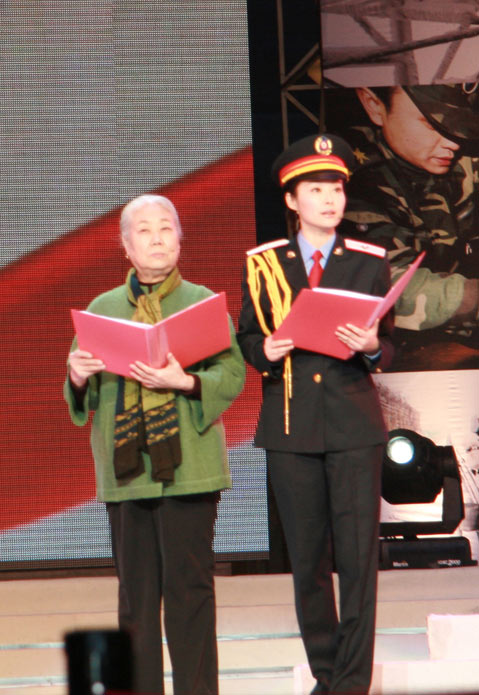 袁立亮相北京臺賑災義演呼吁各界獻愛心(圖)