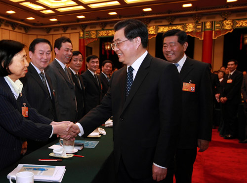 3月4日,中共中央總書記、國家主席、中央軍委主席胡錦濤看望出席全國政協十一屆一次會議的民革、臺盟、臺聯委員,聽取委員們的意見和建議,並發表重要講話。中共中央政治局常委、全國政協十一屆一次會議主席團會議主持人賈慶林參加了看望和討論。 新華社記者鞠鵬攝