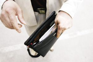 六旬男子買兩張黃碟被假警察罰款16000元(圖)