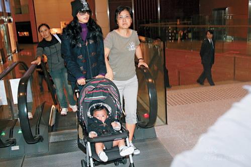 張柏芝抱子大鬧片場謝霆鋒夜會老婆安撫(組圖)