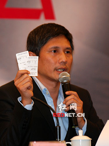 包小柏拿著機票回擊各種假新聞。