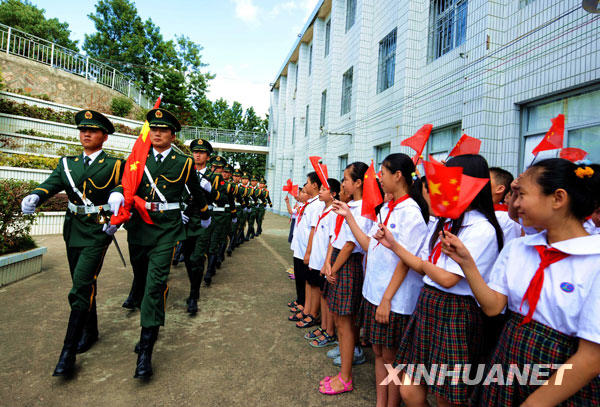 9��24��A�֦{�������ϫF�����ߤp�Ǿǥͪﱵ��X�Z�Ԥh�C