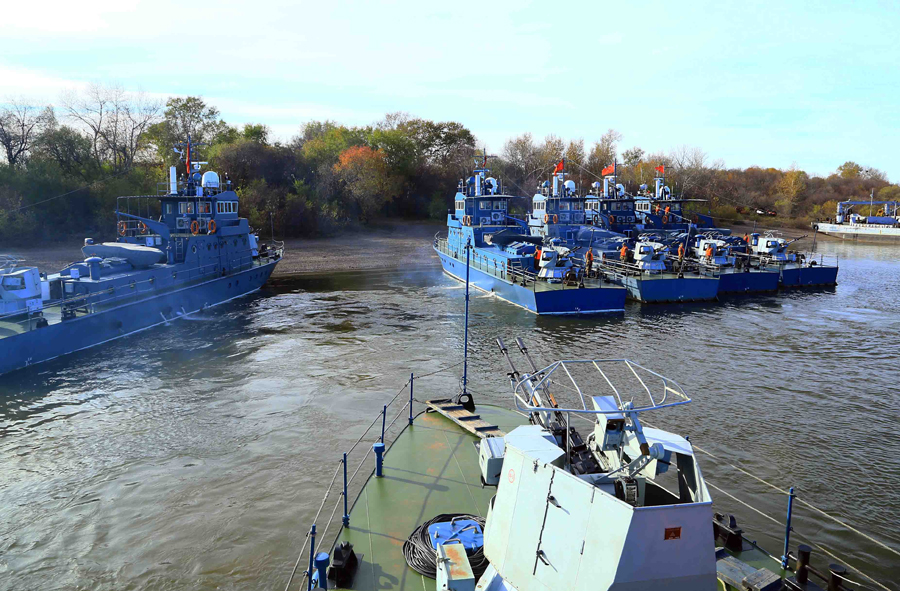 10月12日,船艇在黑龙江上进行演练.新华社发(杨超 摄)