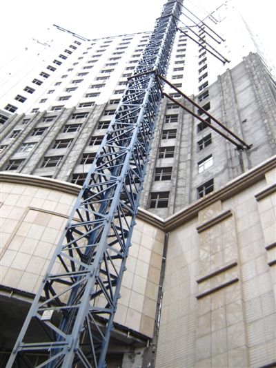 哈尔滨最老烂尾楼艺华大厦今年23岁(组图)