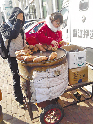 冰城烤地瓜每斤涨一元 小贩一天最多可卖百斤