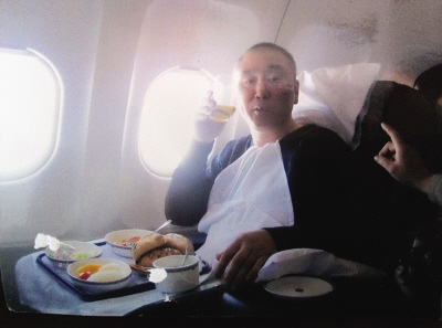 享用飞机餐