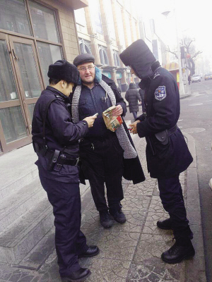 美国游客冰城迷路 辅警开车送回