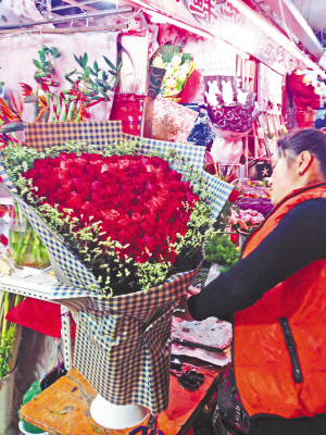 记者走访哈市鲜花批发市场及多家鲜花店了解到,今年情人节期间玫瑰