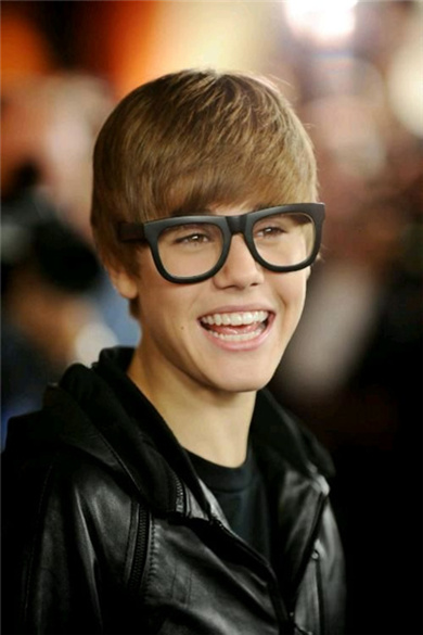 金秀贤戴黑框眼镜 明星一秒变路人