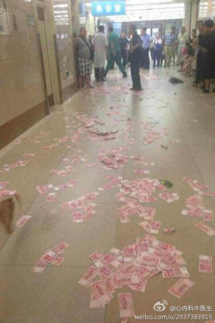 发微博称,哈医大一院急诊室走廊内,据说有两人打架弄破了装钱的袋子