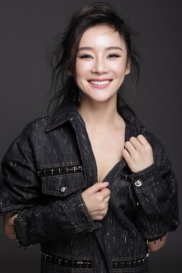 袁姗姗回京拍新戏心情好 网友封其为『煎饼侠』