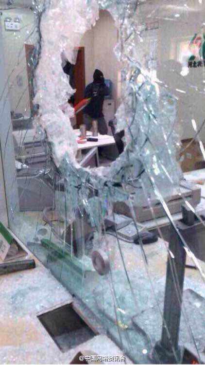 淡定哥抢银行因钱走险 毫无收获当场被抓(组图)