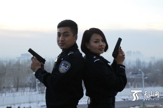 新疆帅哥靓妹警察情侣拍装甲车婚纱照(图)