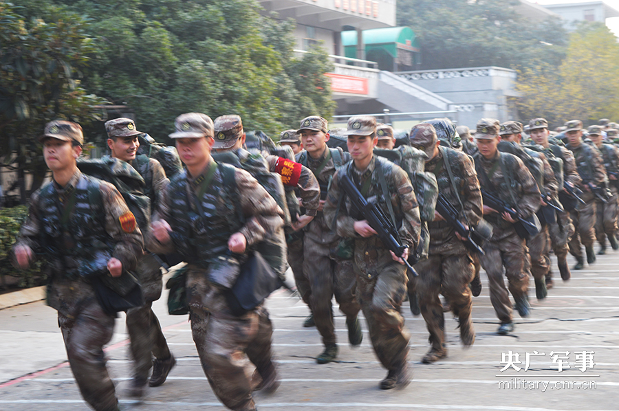 解放军多支部队春节战备演习