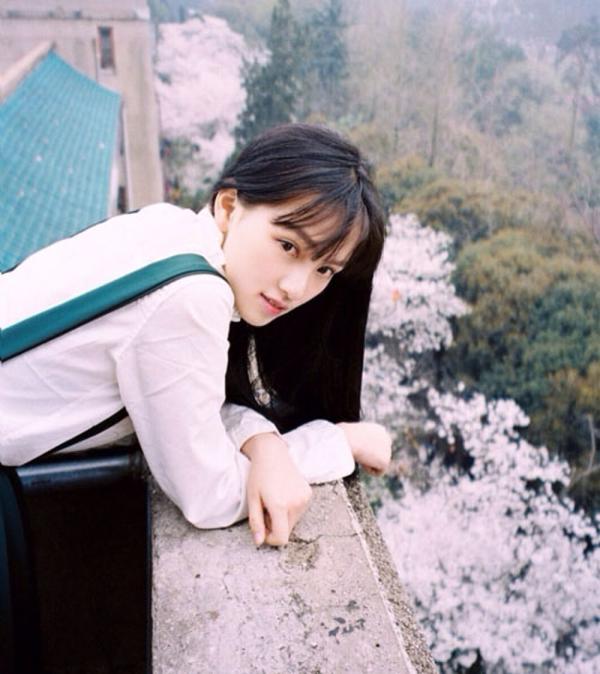 武大校花黄灿灿身份造假 揭樱花女神私照