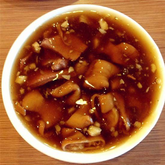 地道的北京炒肝儿店,在京城街头经营了几十年,品质却始终如一,引得