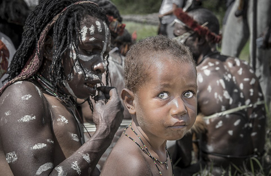 摄影师用镜头探寻印尼原始部落的生活