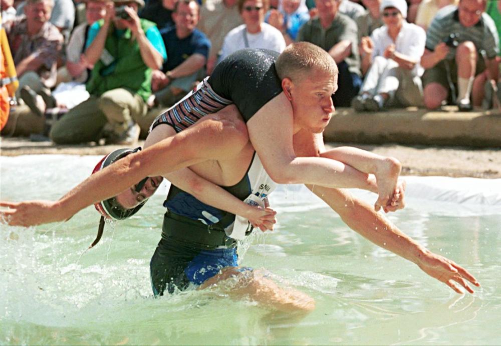 中外背老婆大赛:国内常摔妻 国外可换妻参赛