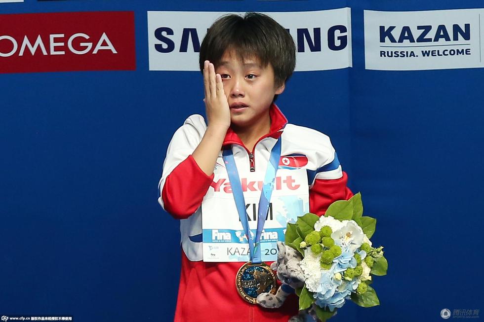 朝鲜选手夺跳水金牌后泪流满面
