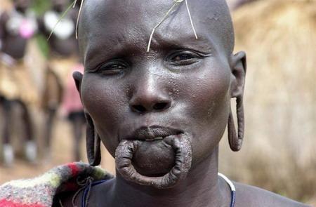 老太每天喝20斤水 盘点世界各类恐怖奇葩人(图)