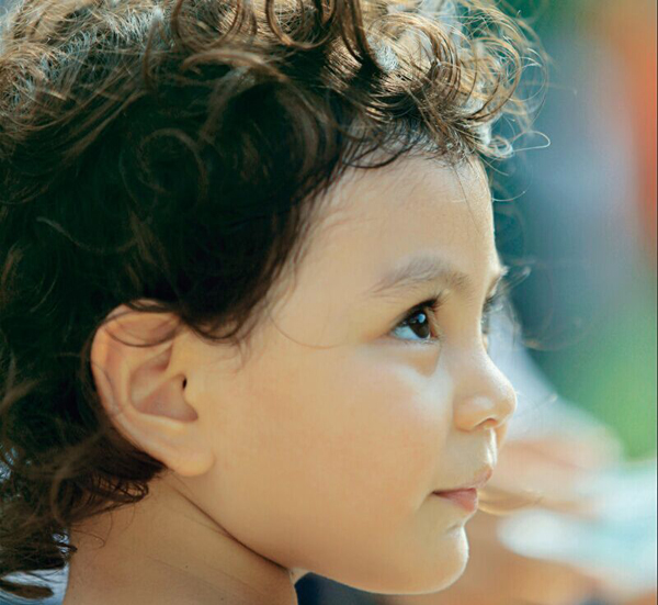 刘烨3岁女儿被赞行走的洋娃娃 曝逆天大头照