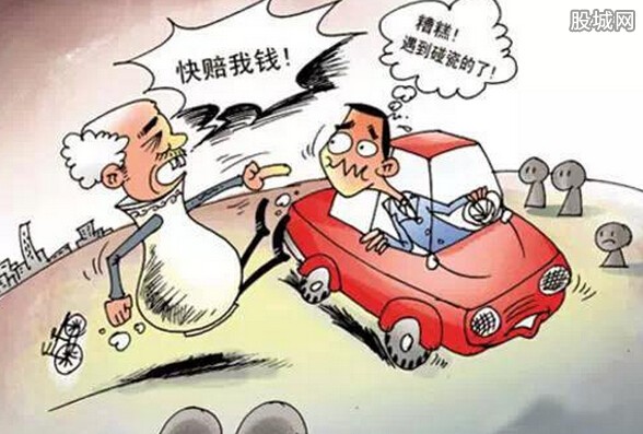 碰瓷被撞健步飞奔 勒索钱财被识破撒腿就跑!