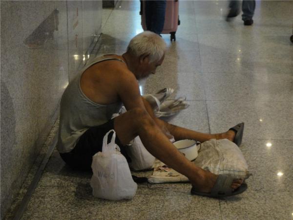 8旬老人一路乞讨探监孙子 亲情感人看哭网友