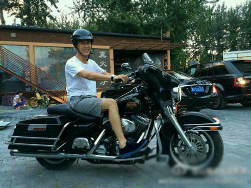 从"小弟"到"大哥" 39岁靳东出道22年不容易