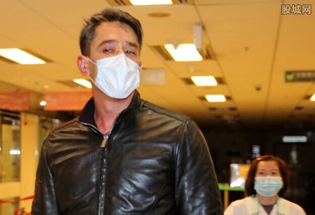 吴嘉龙称自己刚从外国回港,与人无结怨亦无欠债,他眼部被