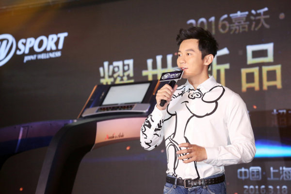 李晨现身上海心情好 称健身是毕生事业