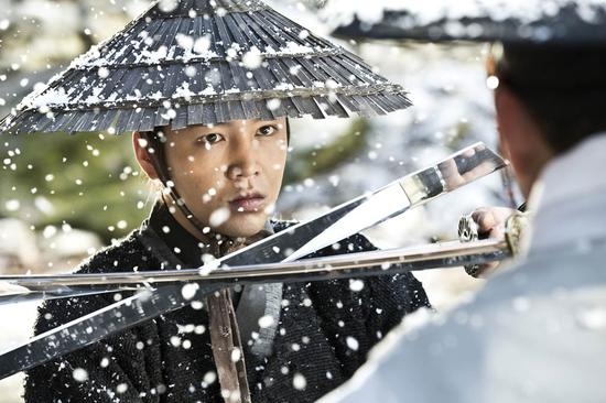 张根硕新剧生吞毒蛇 场面堪比荒野猎人