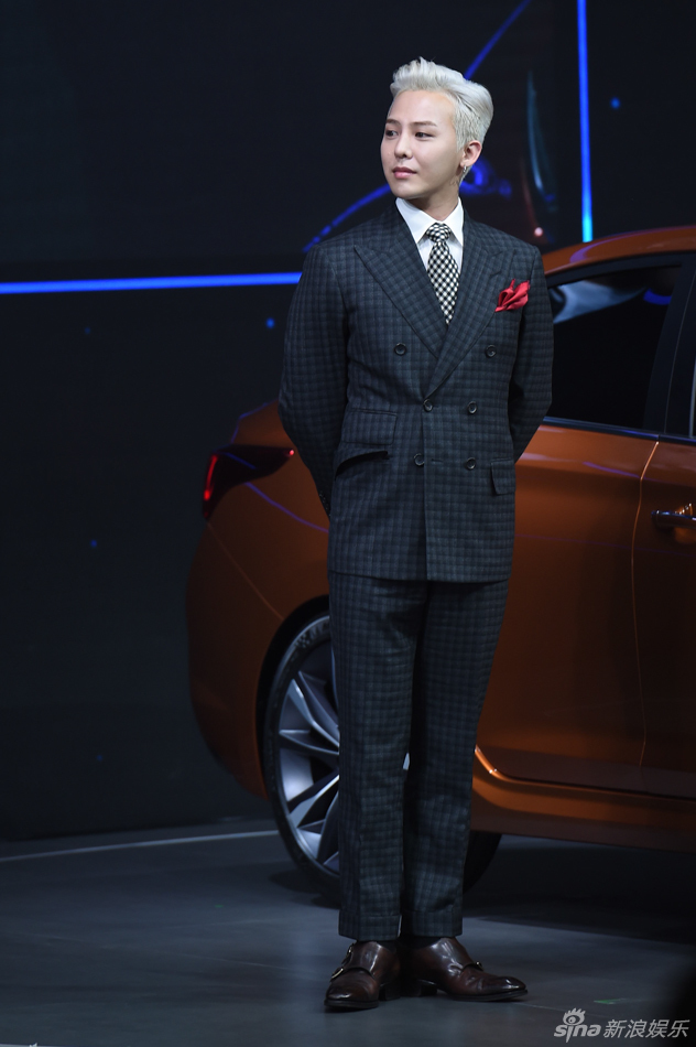 权志龙亮相北京车展 挥手致意引粉丝尖叫