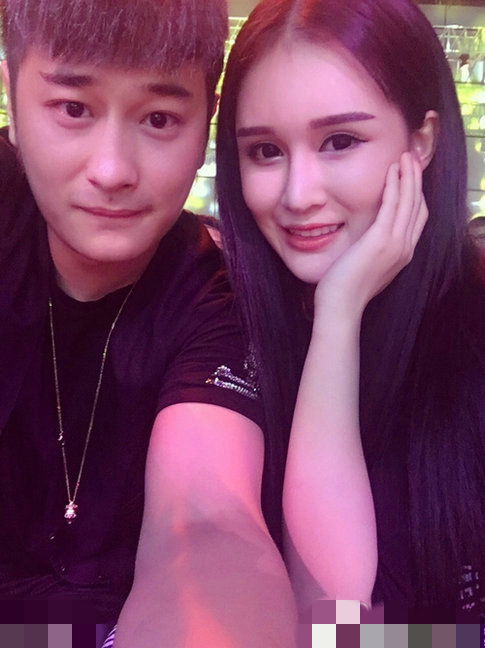 赵本山女儿合影众网红 变网红女主播日入88万(图)