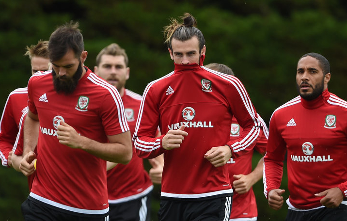 欧洲杯1/4决赛备战 威尔士队吃冰搞怪花样多