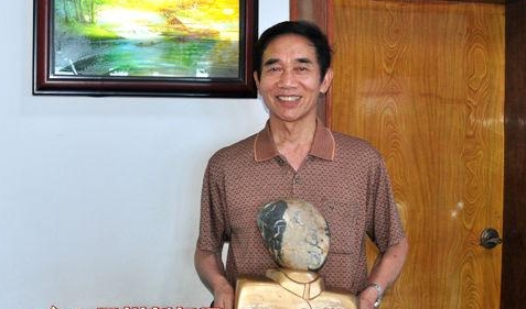 原标题:男子河畔捡到"伟人造型"奇石视为传家宝   捡到伟人造型