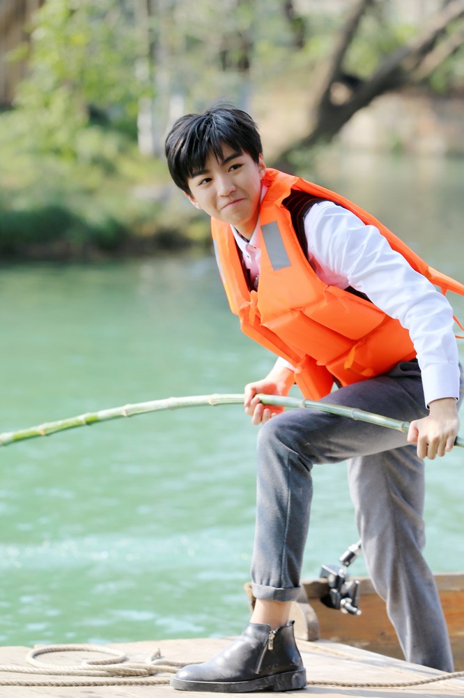 王俊凯化身追风少年 体验劳动课