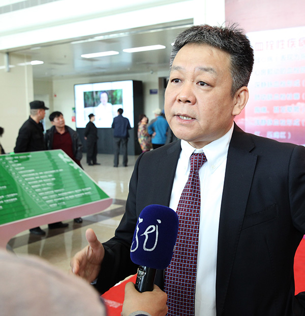 哈医大心内科主任张志仁介绍血栓情况.