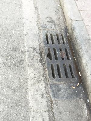 站前路上的下水道口.