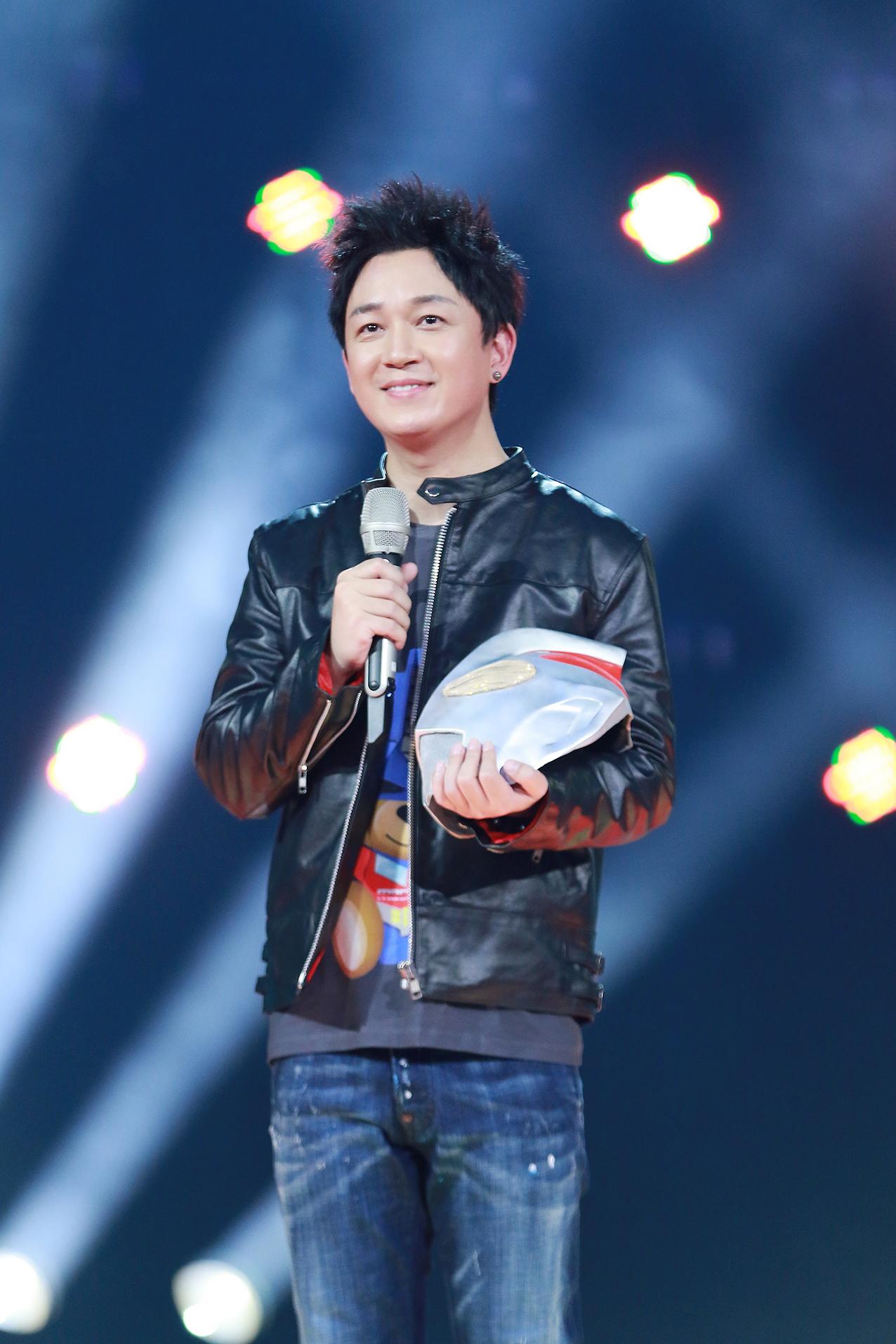 《蒙面》潘粤明坐镇猜评团 『双陈揭面』又现回忆杀