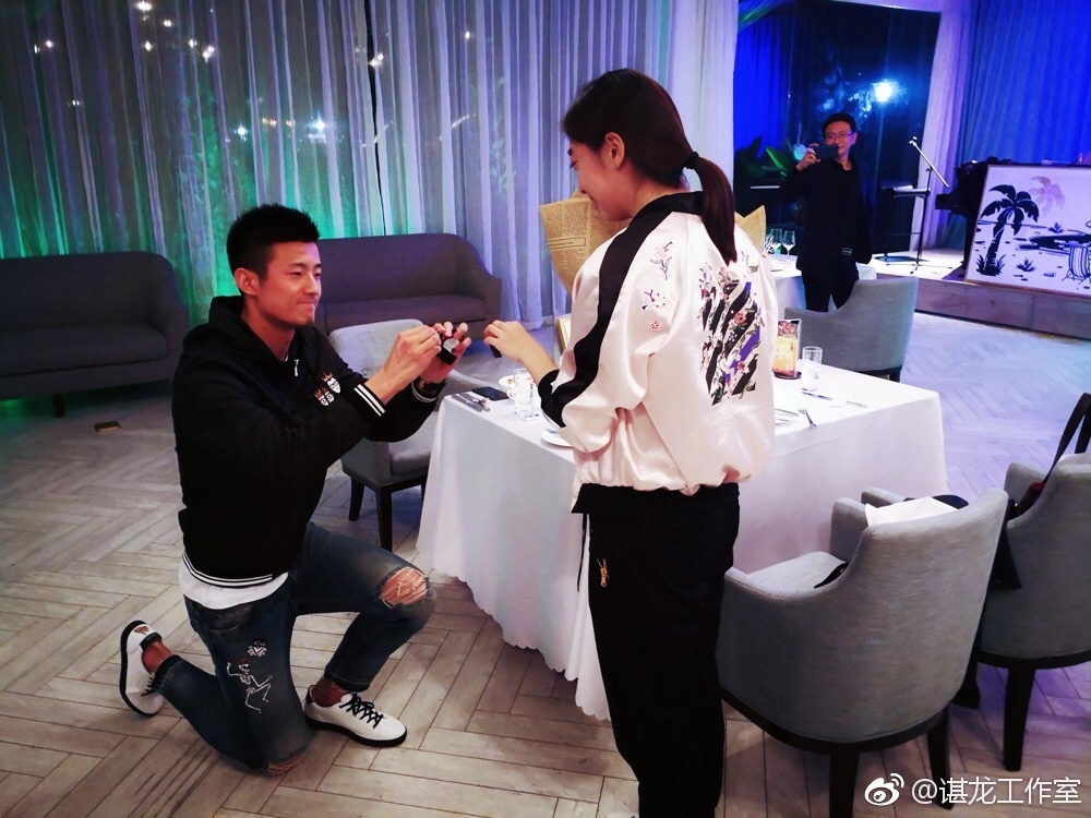 谌龙跪地求婚王适娴 女方激动落泪