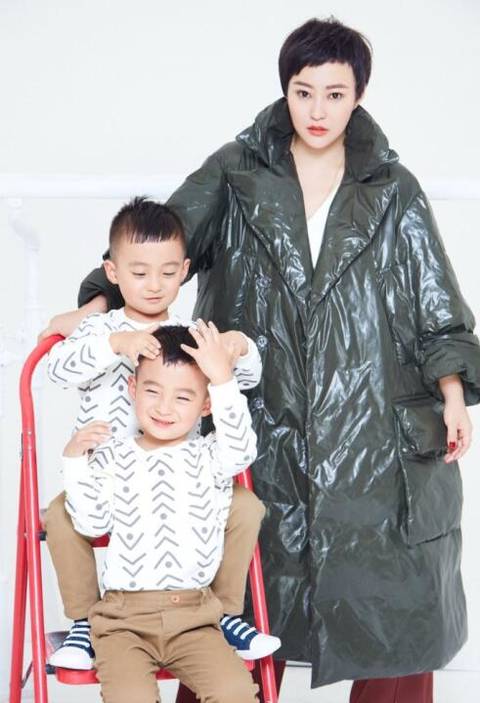 郝蕾双胞胎儿子近照曝光 呆萌可爱犹如复制粘贴