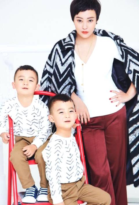 郝蕾双胞胎儿子近照曝光 呆萌可爱犹如复制粘贴