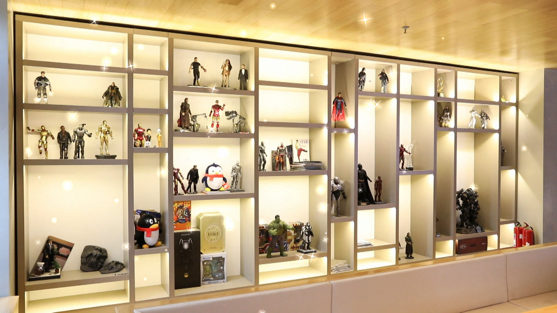 黄晓明工作室   办公室的玩偶墙,钢铁侠,绿巨人等均在列,让人看出