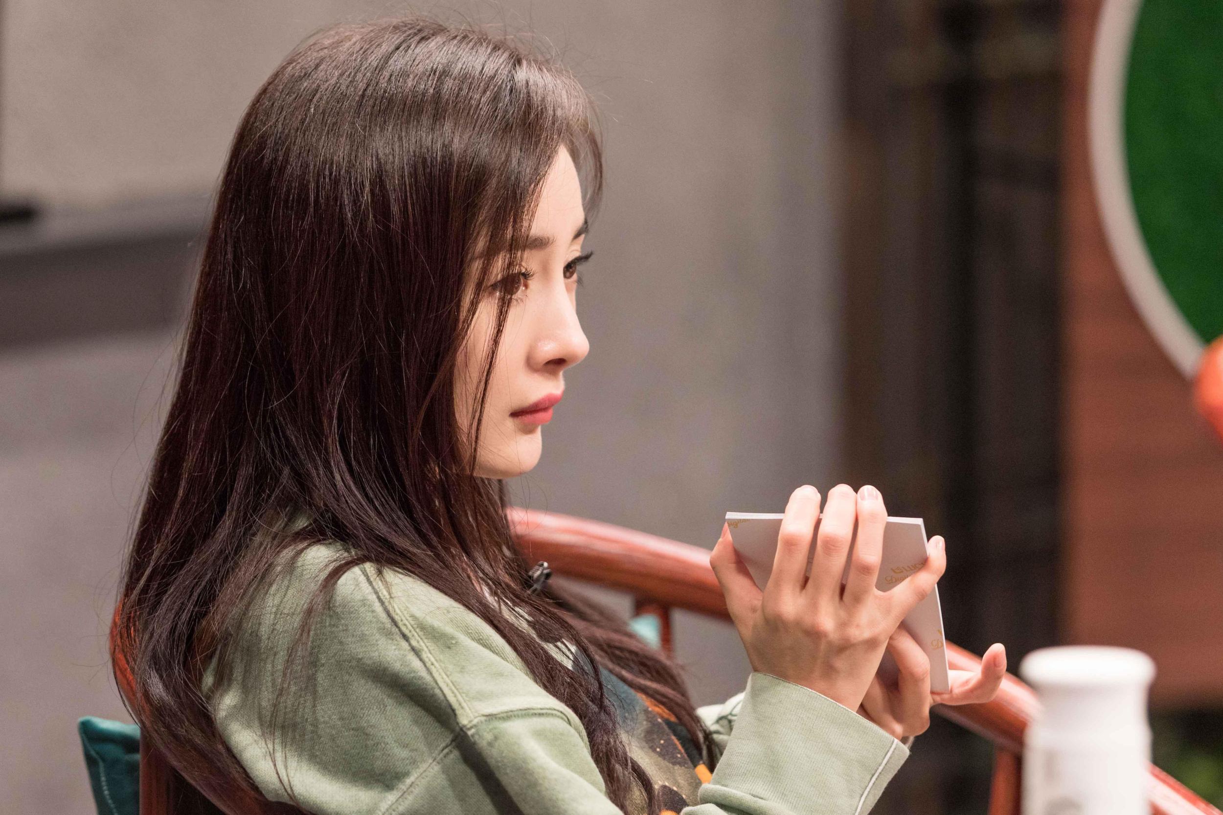 杨幂《我是大侦探》穿休闲服秒变少女萌力十足